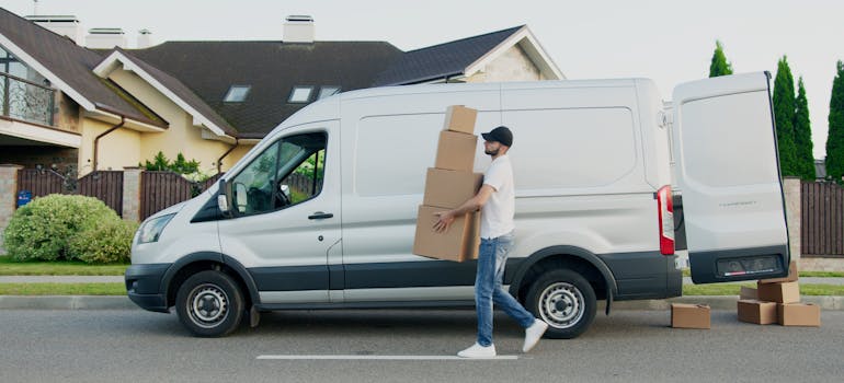 A professional mover working to make settling into your own place in Canada easy and stress-free.