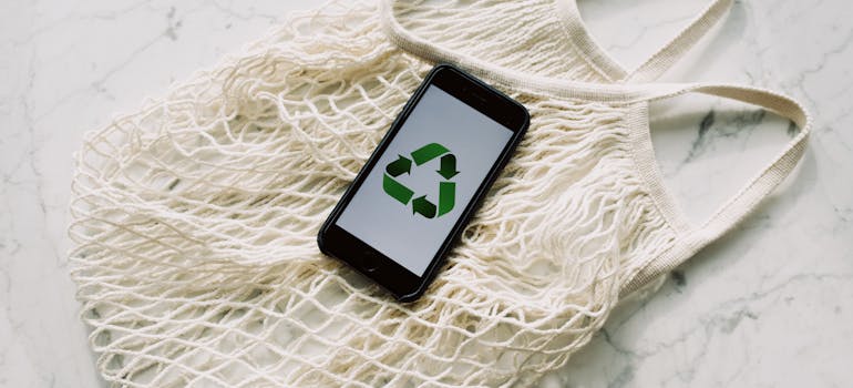 Symbol for recycling on a phone.
