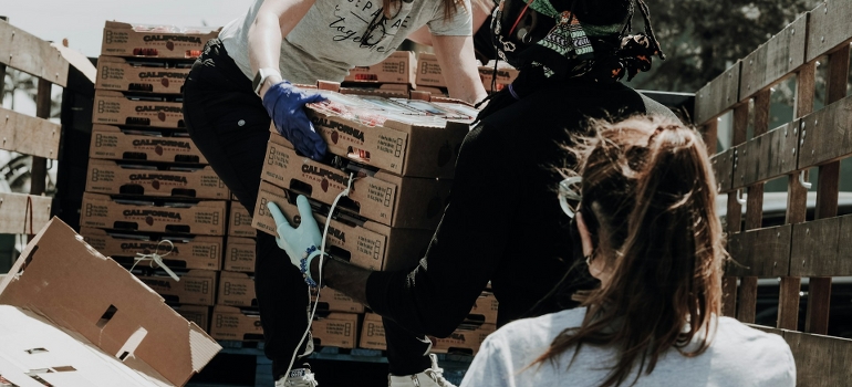 people volunteering